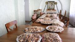 Сестричество Покровского собора поздравило прихожан с праздником Благовещения Пресвятой Богородицы "домашней" выпечкой 