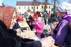 Сестричество Покровского собора поздравило прихожан с праздником Благовещения Пресвятой Богородицы "домашней" выпечкой 