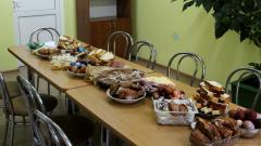 Для посетителей дома ночного пребывания социальная служба Покровского собора организовала Пасхальный ужин