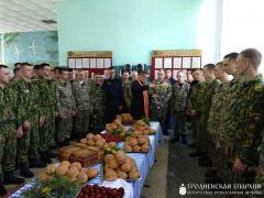 Священник поздравил с Пасхой военнослужащих специального милицейского батальона