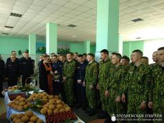 Священник поздравил с Пасхой военнослужащих специального милицейского батальона