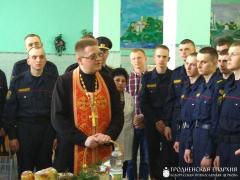 Священник поздравил с Пасхой военнослужащих специального милицейского батальона