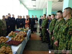 Священник поздравил с Пасхой военнослужащих специального милицейского батальона