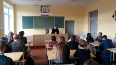 О семейных ценностях с учащимися школы №8 побеседовал клирик Покровского собора