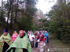 Молебен с акафистом у поклонного креста на месте разрушенного храма в деревне Щара