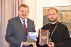 В фонд Национальной библиотеки Британии клирик Покровского собора передал белорусский перевод книг Нового Завета