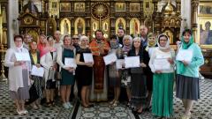 Выпускникам катехизических курсов при Покровском соборе вручили дипломы