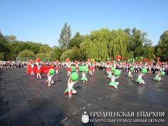 Священник принял участие в линейке в школе поселка Красносельский