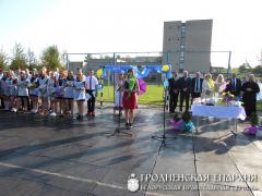 Священник принял участие в линейке в школе поселка Красносельский