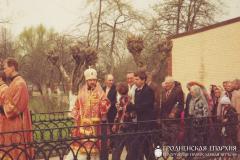 Цветок на могилу покойного Данещика Юрия Евгеньевича