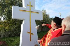 В поселке Зельва освятили новосооруженный поклонный крест