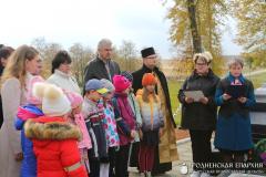 Благочинный Зельвенского округа принял участие в акции по передачи земли с мест воинской славы