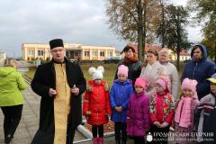 Благочинный Зельвенского округа принял участие в акции по передачи земли с мест воинской славы