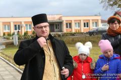 Благочинный Зельвенского округа принял участие в акции по передачи земли с мест воинской славы