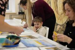 Семейный мастер-класс по изготовлению картин организовали в воскресной школе Покровского собора