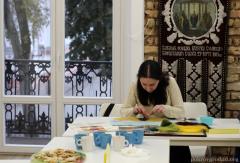 Семейный мастер-класс по изготовлению картин организовали в воскресной школе Покровского собора