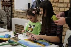Семейный мастер-класс по изготовлению картин организовали в воскресной школе Покровского собора