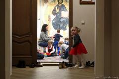 Семейный мастер-класс по изготовлению картин организовали в воскресной школе Покровского собора