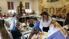 Семейный мастер-класс по изготовлению картин организовали в воскресной школе Покровского собора