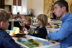 Семейный мастер-класс по изготовлению картин организовали в воскресной школе Покровского собора