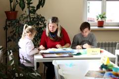 Семейный мастер-класс по изготовлению картин организовали в воскресной школе Покровского собора