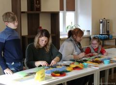 Семейный мастер-класс по изготовлению картин организовали в воскресной школе Покровского собора