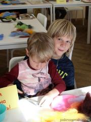 Семейный мастер-класс по изготовлению картин организовали в воскресной школе Покровского собора