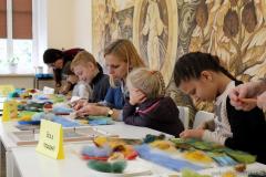 Семейный мастер-класс по изготовлению картин организовали в воскресной школе Покровского собора