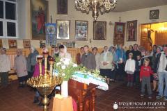 Молодежь прихода Святителя Николая поздравила прихожанок с Покровом Пресвятой Богородицы и Днем матери