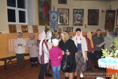 Молодежь прихода Святителя Николая поздравила прихожанок с Покровом Пресвятой Богородицы и Днем матери