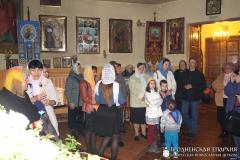 Молодежь прихода Святителя Николая поздравила прихожанок с Покровом Пресвятой Богородицы и Днем матери