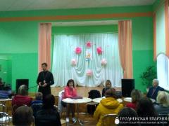 Священник принял участие в родительском собрании в школе №5 Волковыска