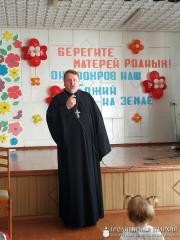 Священник выступил на мероприятии, посвященном Дню матери в школе д. Пески