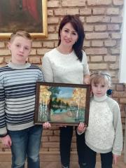 Семейный мастер-класс по изготовлению картин организовали в воскресной школе Покровского собора