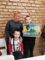 Семейный мастер-класс по изготовлению картин организовали в воскресной школе Покровского собора