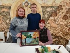 Семейный мастер-класс по изготовлению картин организовали в воскресной школе Покровского собора