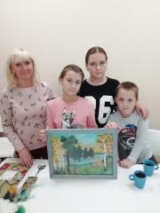 Семейный мастер-класс по изготовлению картин организовали в воскресной школе Покровского собора