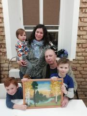 Семейный мастер-класс по изготовлению картин организовали в воскресной школе Покровского собора