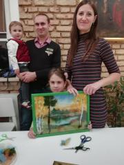 Семейный мастер-класс по изготовлению картин организовали в воскресной школе Покровского собора