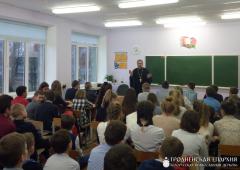 Священник провел беседу с учащимися школы №2 города Скидель