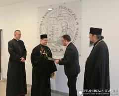 Благочинному Зельвенского округа вручили диплом доктора теологии
