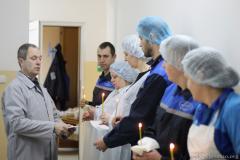 Чин великого освящение воды в первые минуты Крещенского сочельника в цеху розлива минеральной воды в д. Поречье совершил священник Покровского собора