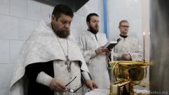 Чин великого освящение воды в первые минуты Крещенского сочельника в цеху розлива минеральной воды в д. Поречье совершил священник Покровского собора
