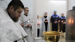 Чин великого освящение воды в первые минуты Крещенского сочельника в цеху розлива минеральной воды в д. Поречье совершил священник Покровского собора