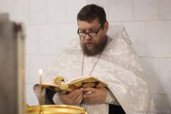 Чин великого освящение воды в первые минуты Крещенского сочельника в цеху розлива минеральной воды в д. Поречье совершил священник Покровского собора