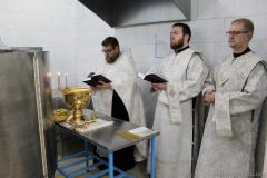 Чин великого освящение воды в первые минуты Крещенского сочельника в цеху розлива минеральной воды в д. Поречье совершил священник Покровского собора