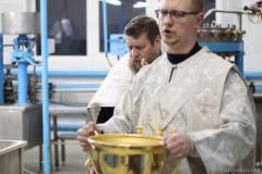 Чин великого освящение воды в первые минуты Крещенского сочельника в цеху розлива минеральной воды в д. Поречье совершил священник Покровского собора