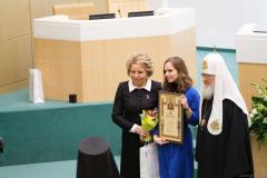 Святейший Патриарх Кирилл вручил награду воспитаннице иконописной студии Покровского собора
