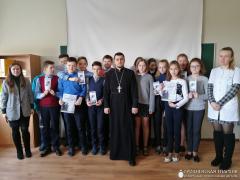 Священник посетил классный час в школе №3 города Скидель