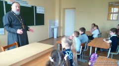 Священник провел беседу с учениками школы деревни Верейки